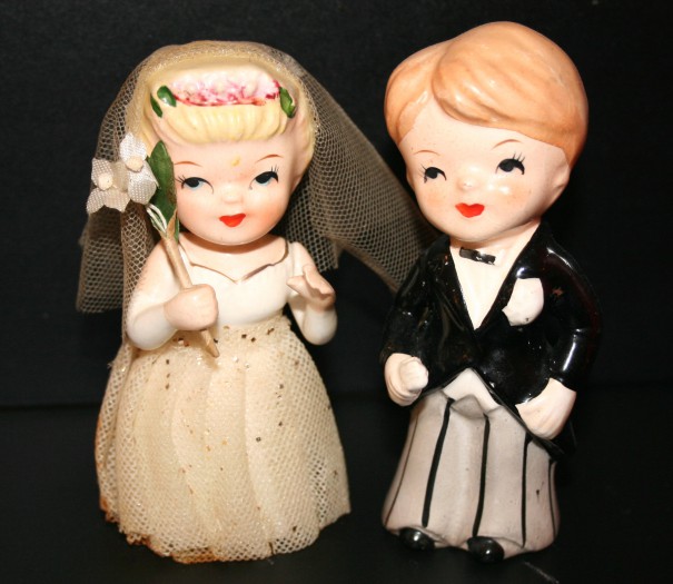 Offrir les figurines du gateau aux mariés